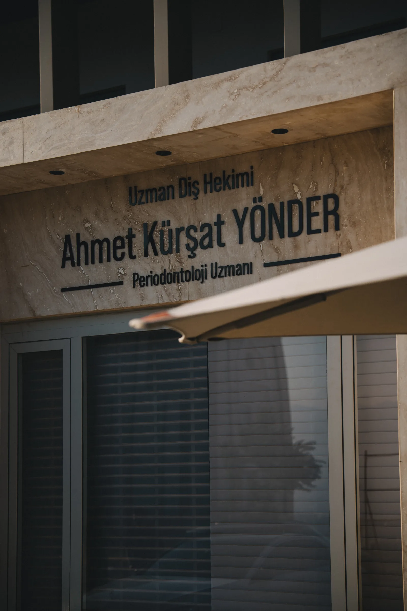 Uzm. Dt. Ahmet Kürşat Yönder Tabela ve Muayenehane